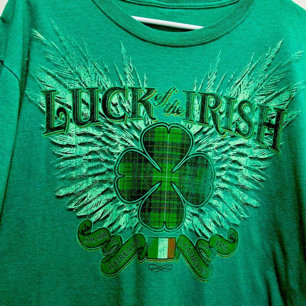 $7 or 2/$10 tshirt sale: Retro Irish Heritage shamrock tee size Large